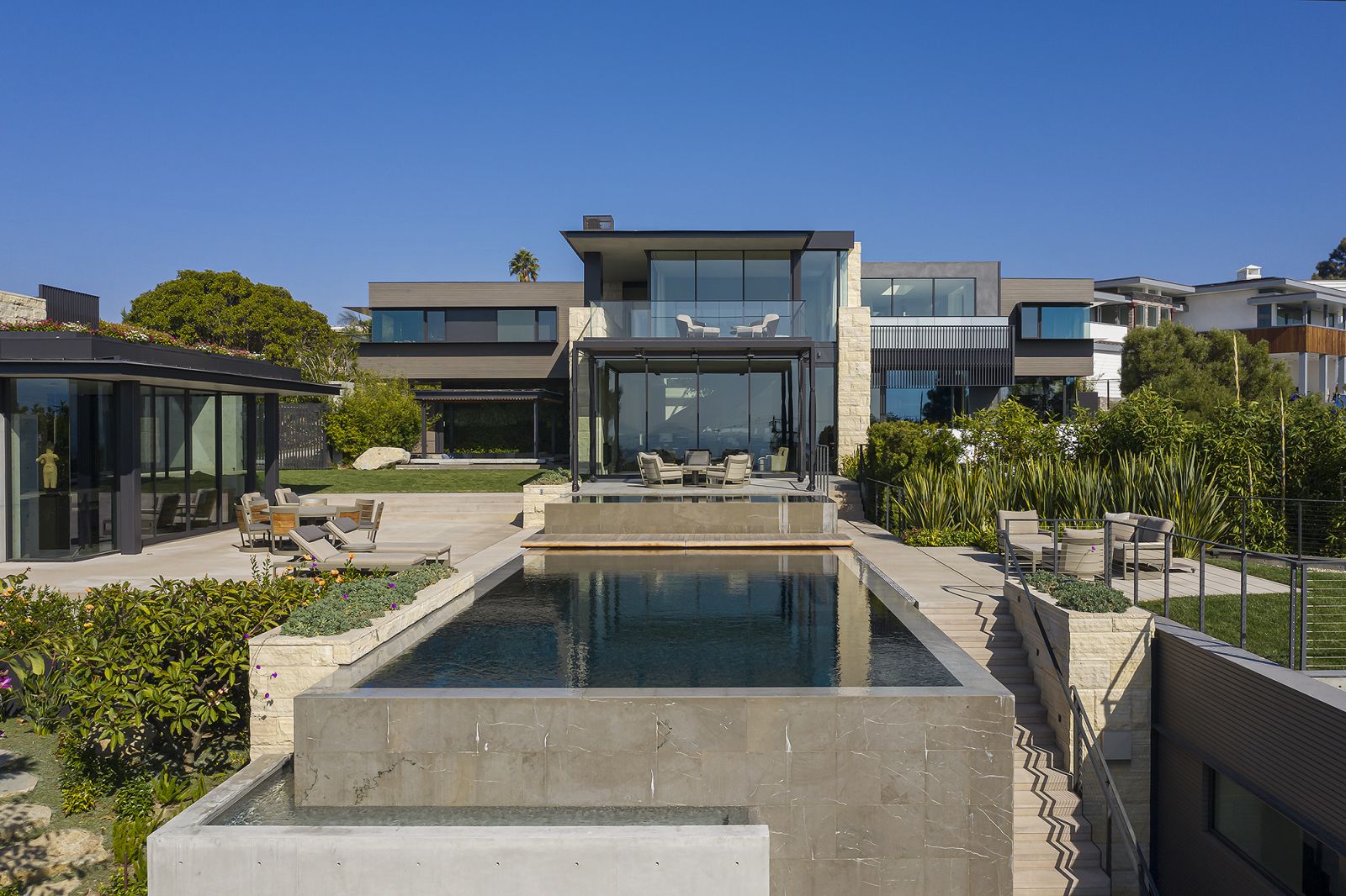 Home tour: An opulent Californian coastal-style residence featuring interconnected spaces Home tour: An opulent Californian coastal-style residence featuring interconnected spaces